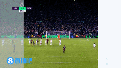 马格德堡球员庆祝进球，不幸跌入2.7米深的沟中但安全逃出