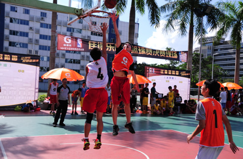 来看中国女足的比赛遇到了前男足主教练扬科维奇