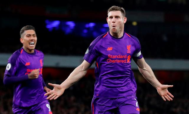 追平切尔西升英超第6！B费2射1传一战造2大神迹，曼联4-1复仇狼队