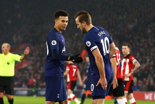 泰州队“苏超”冠军奖杯开启全市巡展，第一站在海陵老街