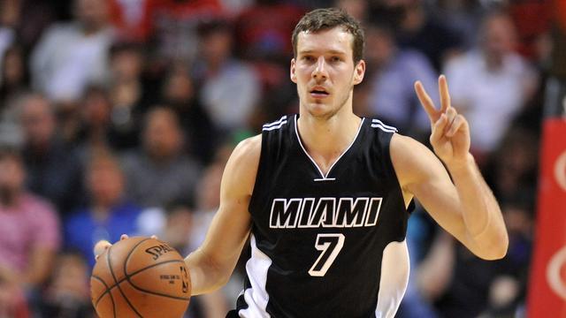 西媒：皇马觊觎萨利巴以补强中卫位置 计划26年低价谈判或27年免签