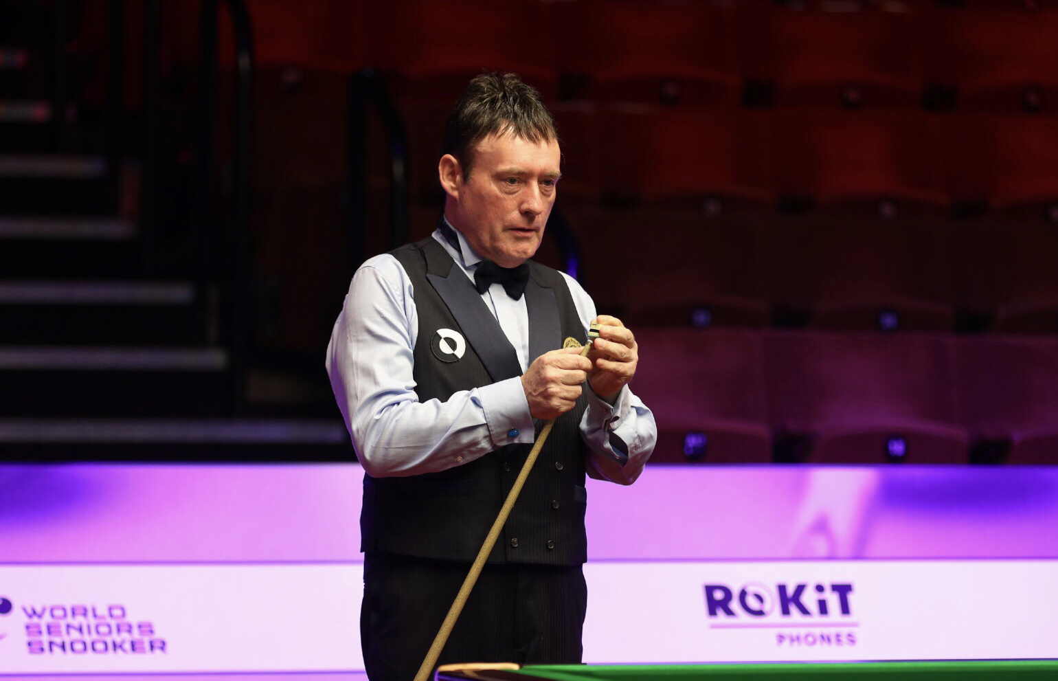 体育CBA即将重燃战火 省体育中心篮球馆排起购票长龙